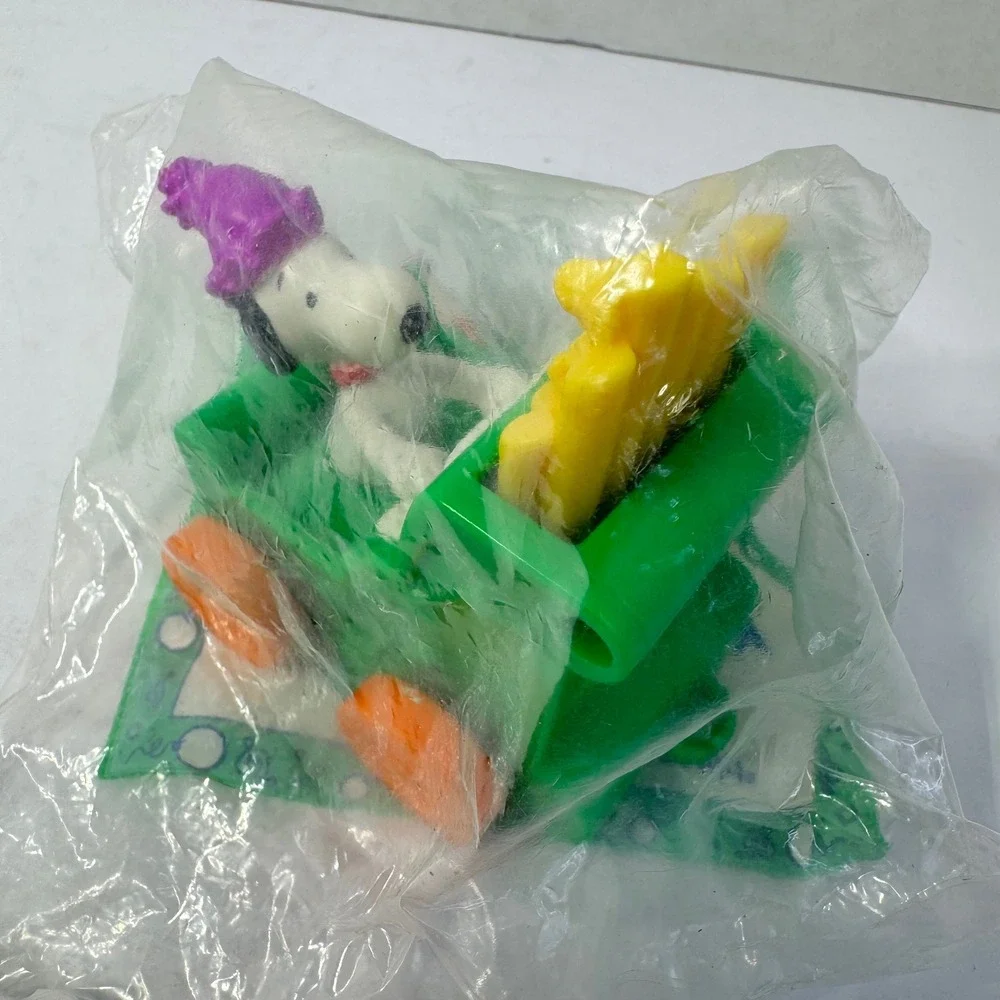 Vintage‎ 1994 McDonalds Happy Birthday Happy Meal Snoopy Peanuts Toy 94-025 NIP